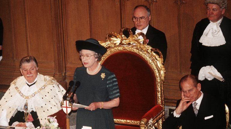 O discurso em Guildhall, quando celebrava os 40 anos de reinado, entrou diretamente na História. Isabel II não escondeu o &quot;Annus Horribilis&quot; que o clã real vivera