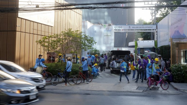 Na capital tailandesa, Banguecoque, alguns edifícios abanaram pelo menos meio minuto