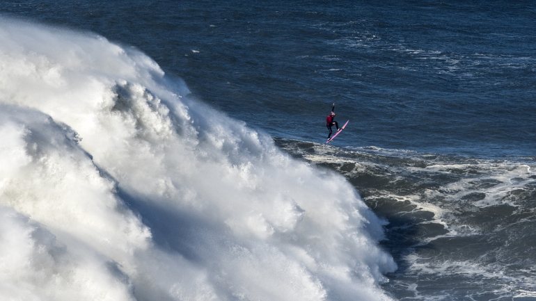 A surfista francesa atingiu a velocidade de 66 quilómetros por hora
