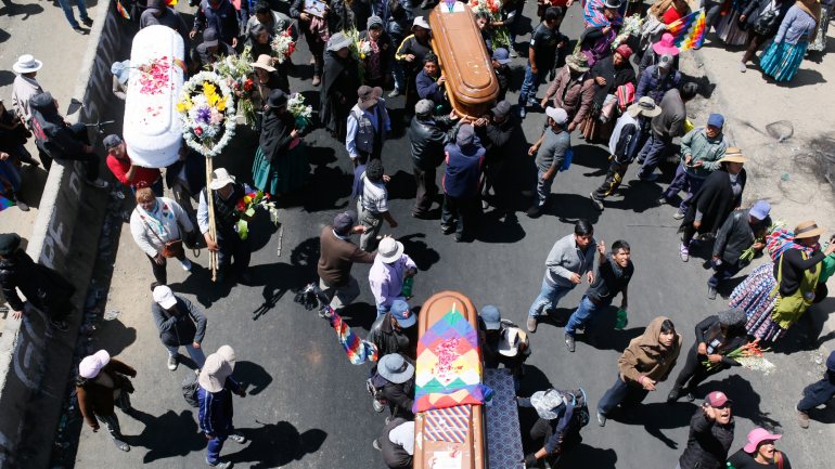 O cortejo fúnebre partiu de El Alto, a segunda maior cidade da Bolívia, maioritariamente indígena, em direção à capital La Paz, a 11 km de distância