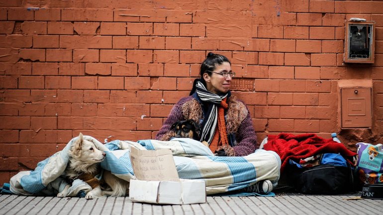 Segundo a AMI, entre o ano passado e este ano aumentou em 37% o número de pessoas sem-abrigo que pernoitaram nos abrigos de Lisboa e Porto