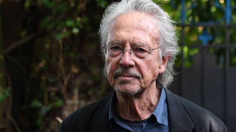 Peter Handke foi galardoado com o Prémio Nobel da Literatura em 2019, uma decisão polémica por parte da Academia Sueca