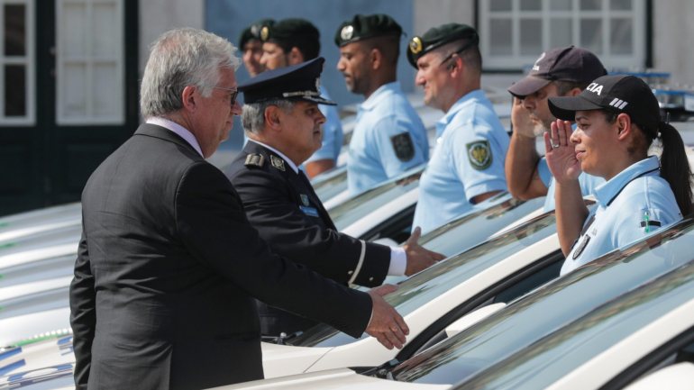 Eduardo Cabrita durante a cerimónia de entrega de veículos à PSP e GNR, em Sintra