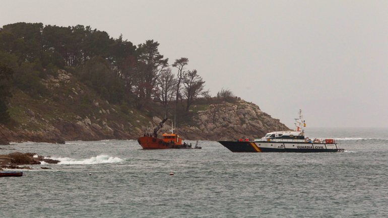 A Guardia Civil que coordena a retirada da embarcação decidiu interromper os trabalhos na segunda-feira à noite por recear que o casco do &quot;narcosubmarino&quot; se pudesse partir