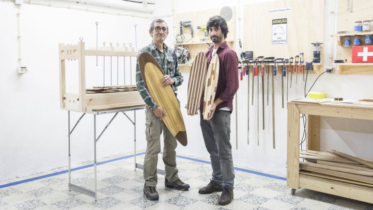 O legado persiste no lugar 01 dos Ateliers da Penha, em Lisboa, as oficinas de cowork na Penha de França onde António e o filho Gonçalo trabalham a madeira