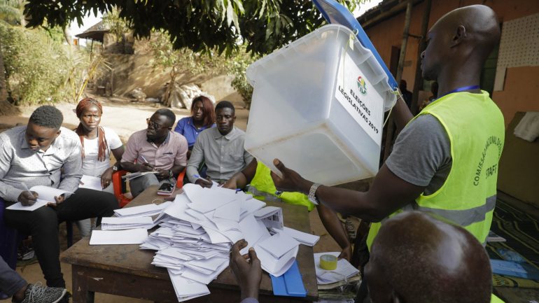 Mais de 760.000 guineenses foram chamados no domingo às urnas para eleger o próximo Presidente da Guiné-Bissau