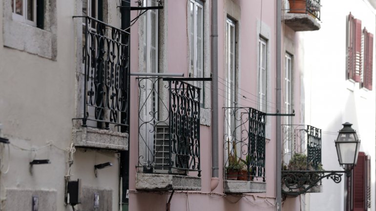Lisboa é a quinta cidade mais cara para se arrendar casa, entre as cidades de Portugal, Espanha e Itália, sendo apenas possível alugar um espaço com 65 metros quadrados por mil euros