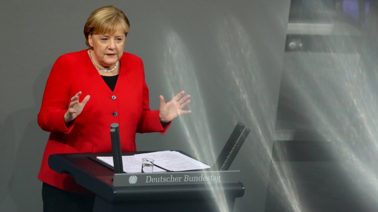 Angela Merkel falou esta quarta-feira no Parlamento de Berlim