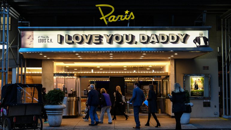 A sala de cinema tinha inicialmente tenções de exibir o mais recente filme de Louis C. K., &quot;I Love You Daddy&quot;, mas a exibição foi cancelada depois das acusações de assédio sexual de que o humorista foi alvo