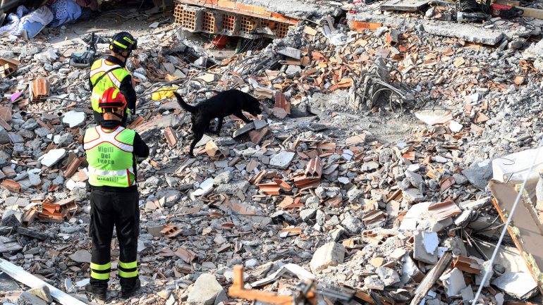 Equipas de resgate italianas nos escombros provocados pelo sismo