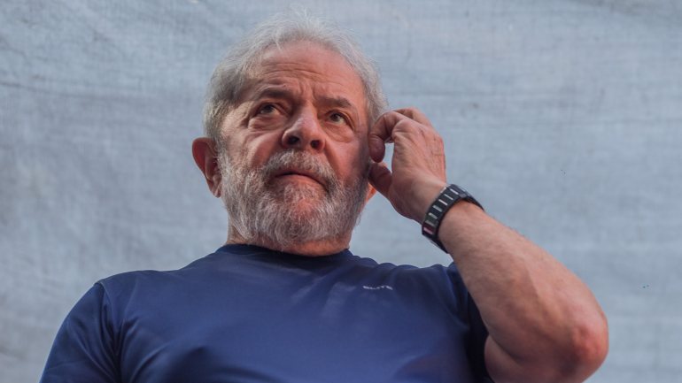 Lula disse que &quot;certamente&quot; começará a haver manifestações no Brasil, olhando para a onda de protestos contra governos de direita que já chegou ao Chile, Colômbia e Peru