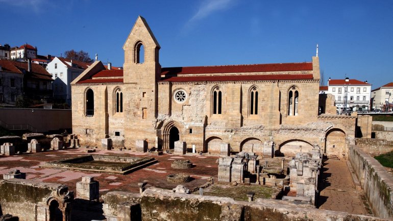 O mosteiro foi fundado em 1283 e refundado em 1314 pela rainha D. Isabel que, depois da morte de D. Dinis, manifestou o desejo de ser ali sepultada