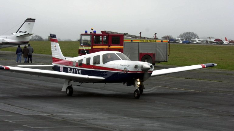 A aeronave era do mesmo modelo (Piper PA-32) da que está na imagem