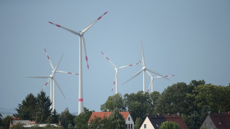 Existem cerca de 2.800 turbinas espalhadas pelo país, em 205 parques eólicos