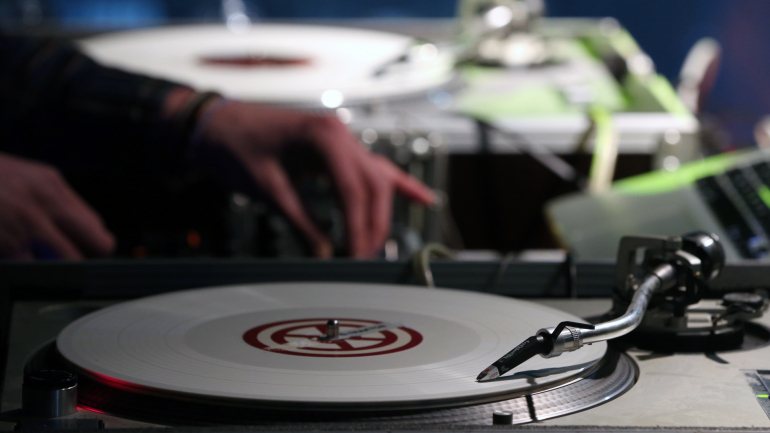 Quer a perícia técnica quer as seleções musicais dos djs (e djs improvisados) serão avaliadas pelo público