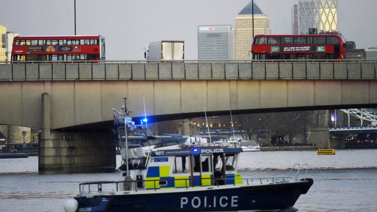 A polícia foi chamada ao local às 13h58, para responder a um ataque com uma faca na London Bridge, no centro de Londres