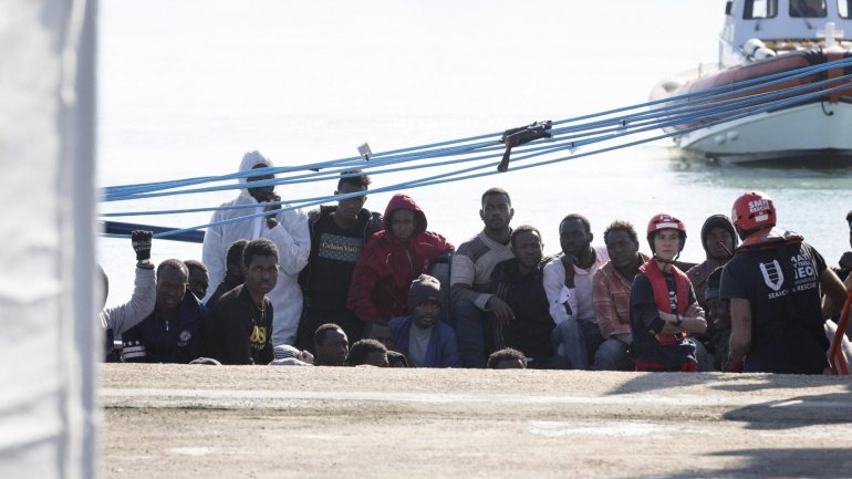 A guarda costeira socorreu 205 migrantes, incluindo 158 homens, 33 mulheres e 14 crianças
