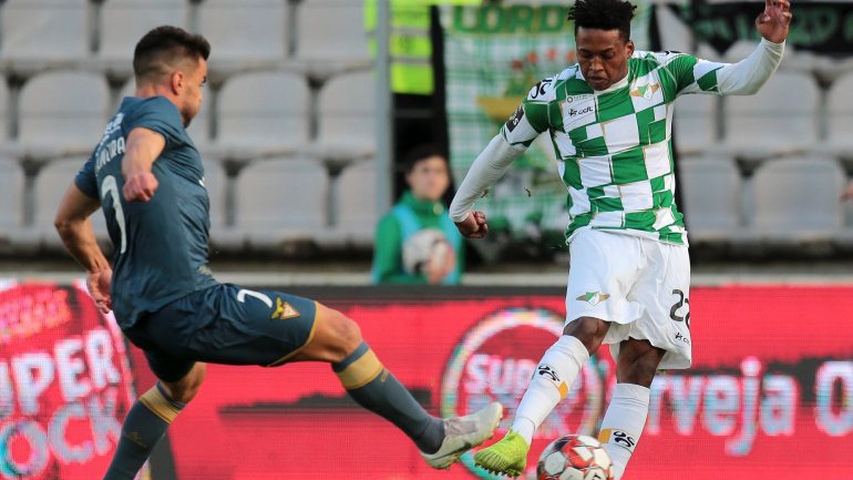 Fábio Abreu  e Steven Vitória marcaram os golos do Moreirense