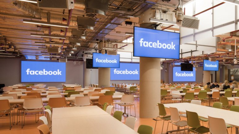 À semelhança dos escritórios de outros países nos quais o Facebook tem uma forte presença, em Londres há comodidades para os funcionários como cantina gratuita e espaços de lazer
