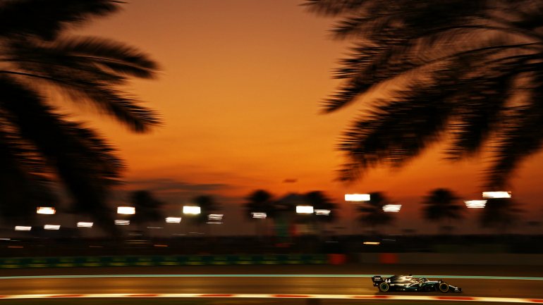 Mais um passeio numa pista em tons de paraíso para Hamilton: triunfo em Abu Dhabi deixou britânico a sete vitórias de Schumacher