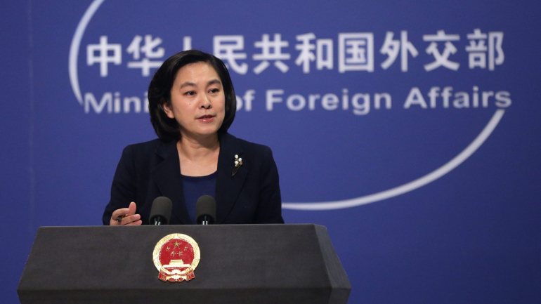 A porta-voz do Ministério dos Negócios Estrangeiros, Hua Chunying, considerou que os Estados Unidos tiveram um &quot;comportamento despropositado&quot;