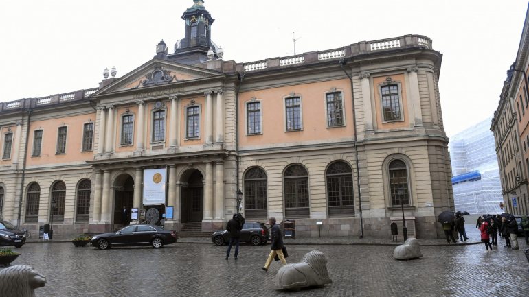 A saída dos dois elementos foi confirmada pela Academia Sueca, tendo Gun-Britt Sundstrom invocado o pedido de demissão por discordar da atribuição do Nobel ao escritor austríaco Peter Handke.