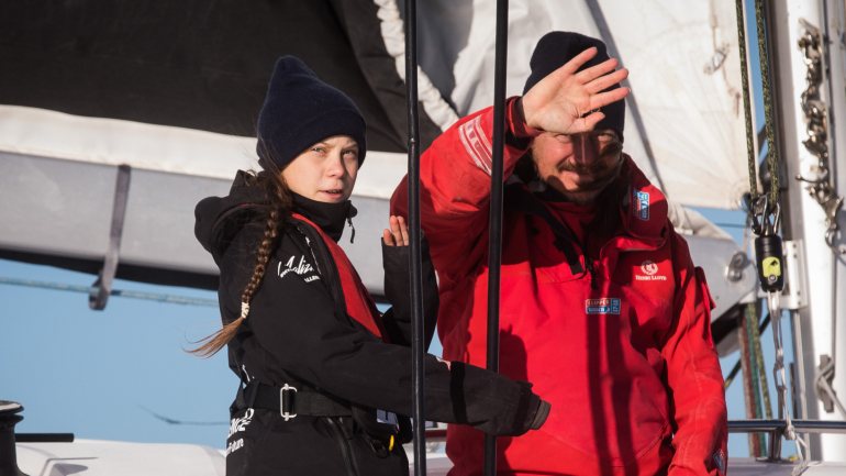 Greta e Svante Thunberg acenam para o Observador, à chegada a Lisboa