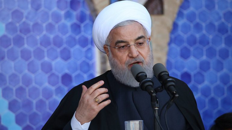 Irão não tem outra opção senão &quot;desafiar aqueles que impuseram sanções a Teerão&quot;, mas não fecha &quot;a porta às negociações&quot;, afirmou Hassan Rouhani