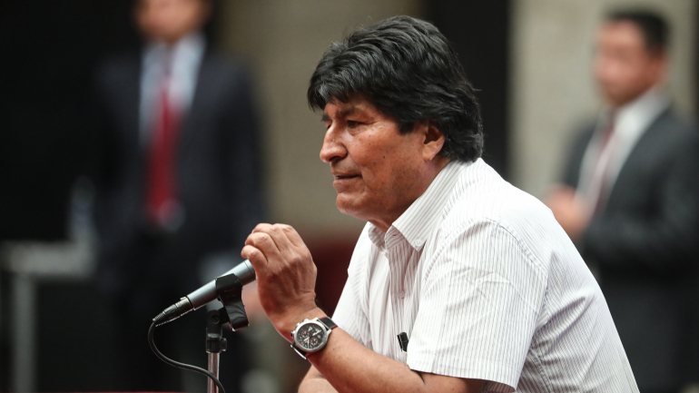 Evo Morales saiu da Bolívia depois de uma &quot;sugestão&quot; do exército para que se afastasse do poder
