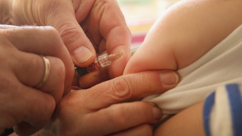 O sarampo é uma doença contagiosa que pode ser prevenida com duas vacinas