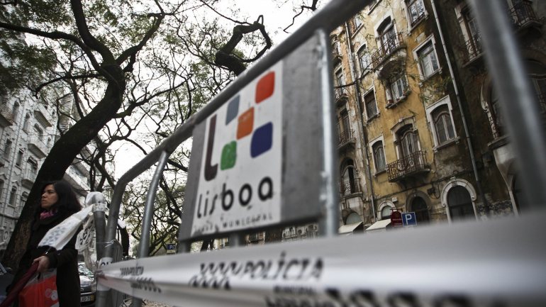 A derrocada parcial de um prédio na Avenida Elias Garcia, em Lisboa, não provocou vítimas