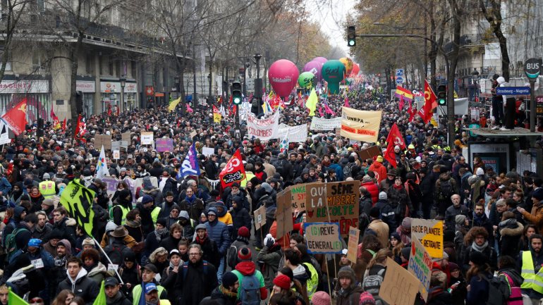 Relatos apontam para a utilização de gás lacrimogéneo na Praça da República, em Paris