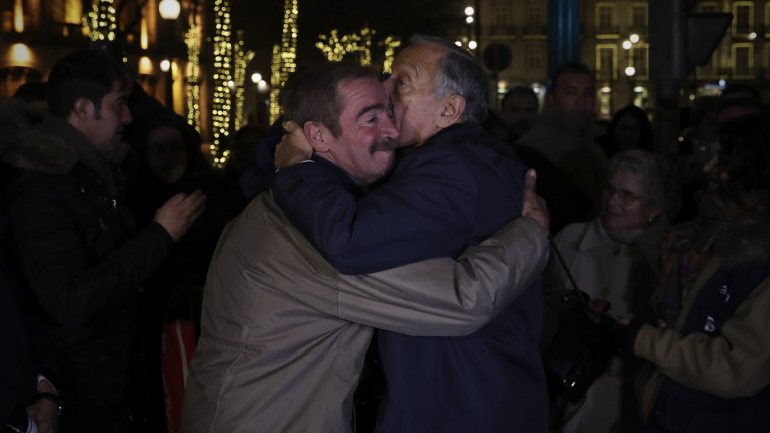 Marcelo visitou dois antigos sem-abrigo acolhidos pelo Leixões e abraçou alguns dos 140 que ainda vivem nas ruas do Porto