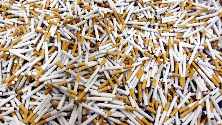 No aeroporto de Faro foram detetados 48 mil cigarros que estavam a ser transportados clandestinamente. Já no aeroporto de Lisboa foram apreendidos 221.800 cigarros