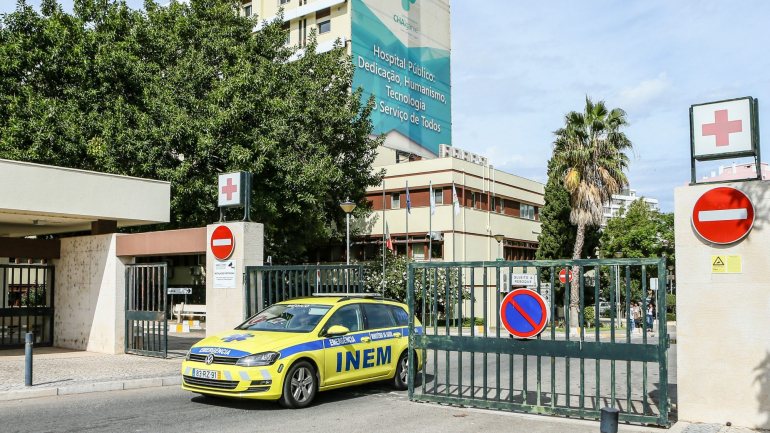 O secretário regional do Algarve do SIM referiu que o sindicato recebeu a informação de que o serviço no hospital de Faro não teria &quot;médicos a partir das 20h de hoje [segunda-feira]&quot;