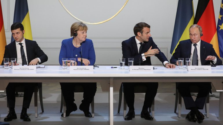 Volodymyr Zelensky, Angela Merkel, Emmanuel Macron e Vladimir Putin estiveram reunidos esta segunda-feira em segunda-feira