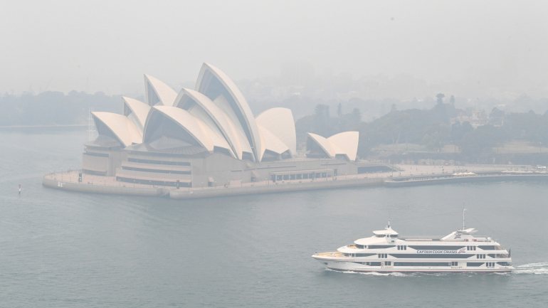 A Opera de Sidney já mal se vê, por entre as nuvens de fumo. Outras cidades como Newcastle ou Camberra excederam já os níveis de poluição geralmente registados em Banguecoque