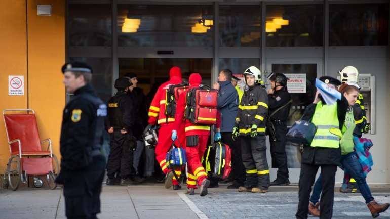 O ataque aconteceu pelas 7h19 desta terça-feira, numa sala de espera do Hospital Universitário de Ostrava
