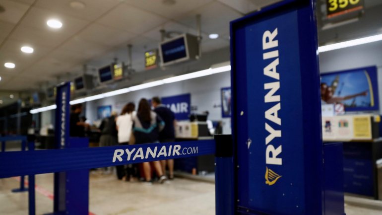 A Ryanair anunciou internamente que um número suficiente de trabalhadores assinou o novo contrato e que a base vai continuar aberta nas novas condições a partir de 1 de janeiro, disse a representante do sindicato