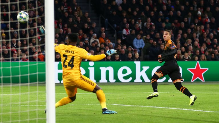 Rodrigo bateu assim Onana com um golo a meio da primeira parte que deu a vitória ao Valencia em Amesterdão frente ao Ajax