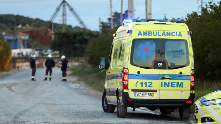 Estiveram no local os bombeiros, o Instituto Nacional de Emergência Médica (INEM), a viatura médica de emergência e reanimação (VMER) e a GNR