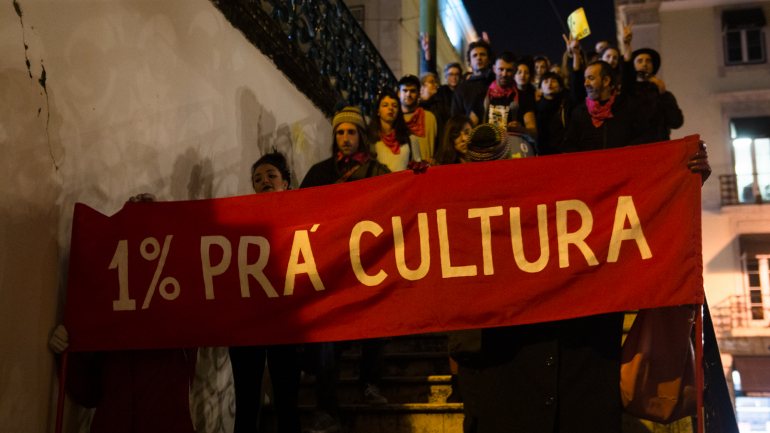 Um grupo de manifestantes que estava no Largo de São Carlos, em Lisboa, subiu até ao Largo Camões para cantar e protestar, regressando minutos depois