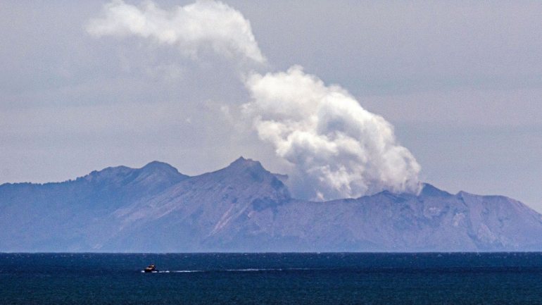 As buscas na ilha de White foram suspensas dado um aumento no registo da atividade vulcânica