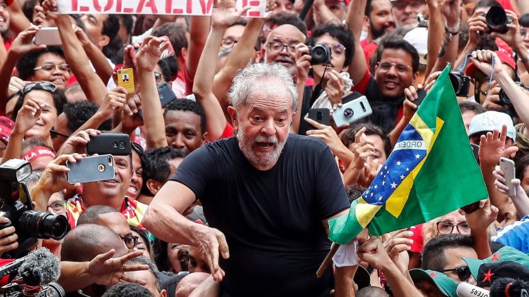 &quot;Eles têm que saber que a partir de janeiro o Lula estará nas ruas outra vez&quot;, disse Lula da Silva