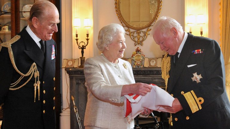O duque de Edimburgo e Isabel II em 2013, quando Gosling foi elevado a Vice Almirante do Reino Unido © Ian Nicholson/PA Images via Getty Images