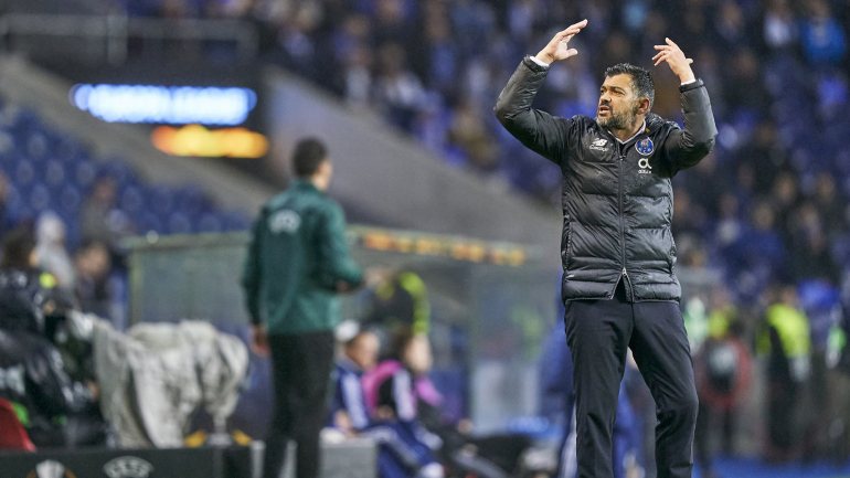 Sérgio Conceição terminou o encontro a apelar à união entre adeptos e equipa para tornar FC Porto &quot;mais forte&quot;