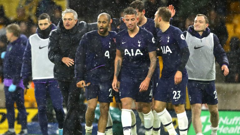José Mourinho festejou de forma efusiva vitória do Tottenham nos descontos frente a um Wolverhampton que não perdia há 11 jogos