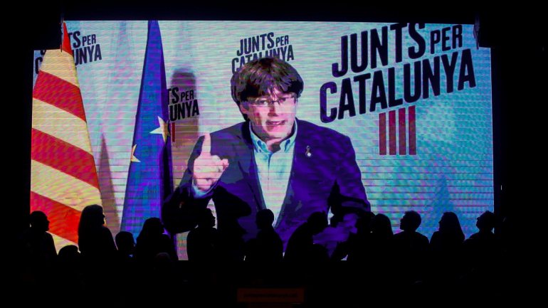 O ex-presidente da região autónoma espanhola da Catalunha e o ex-conselheiro Toni Comín -- que são procurados por Espanha por sedição e má gestão de fundos públicos -- foram eleitos deputados do Parlamento Europeu