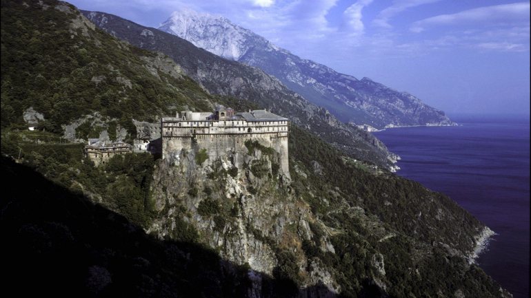 A península de Athos é património da humanidade declarado pela UNESCO e ainda é administrada pela Igreja Ortodoxa Grega