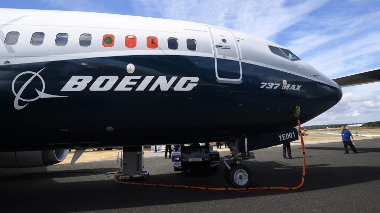 No início de novembro, a Boeing tinha anunciado que previa que os voos comerciais com estes aviões recomeçassem no início do próximo ano